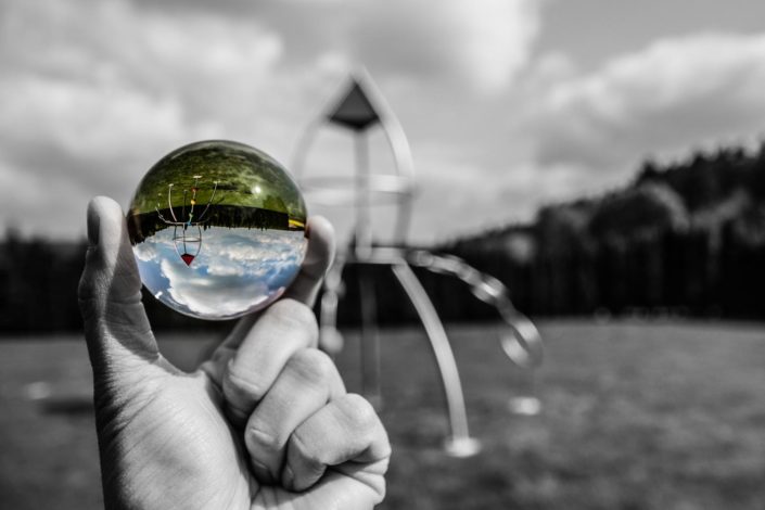 Foto einer Glaskugel mit Spielplatzgerät im Hintergrund